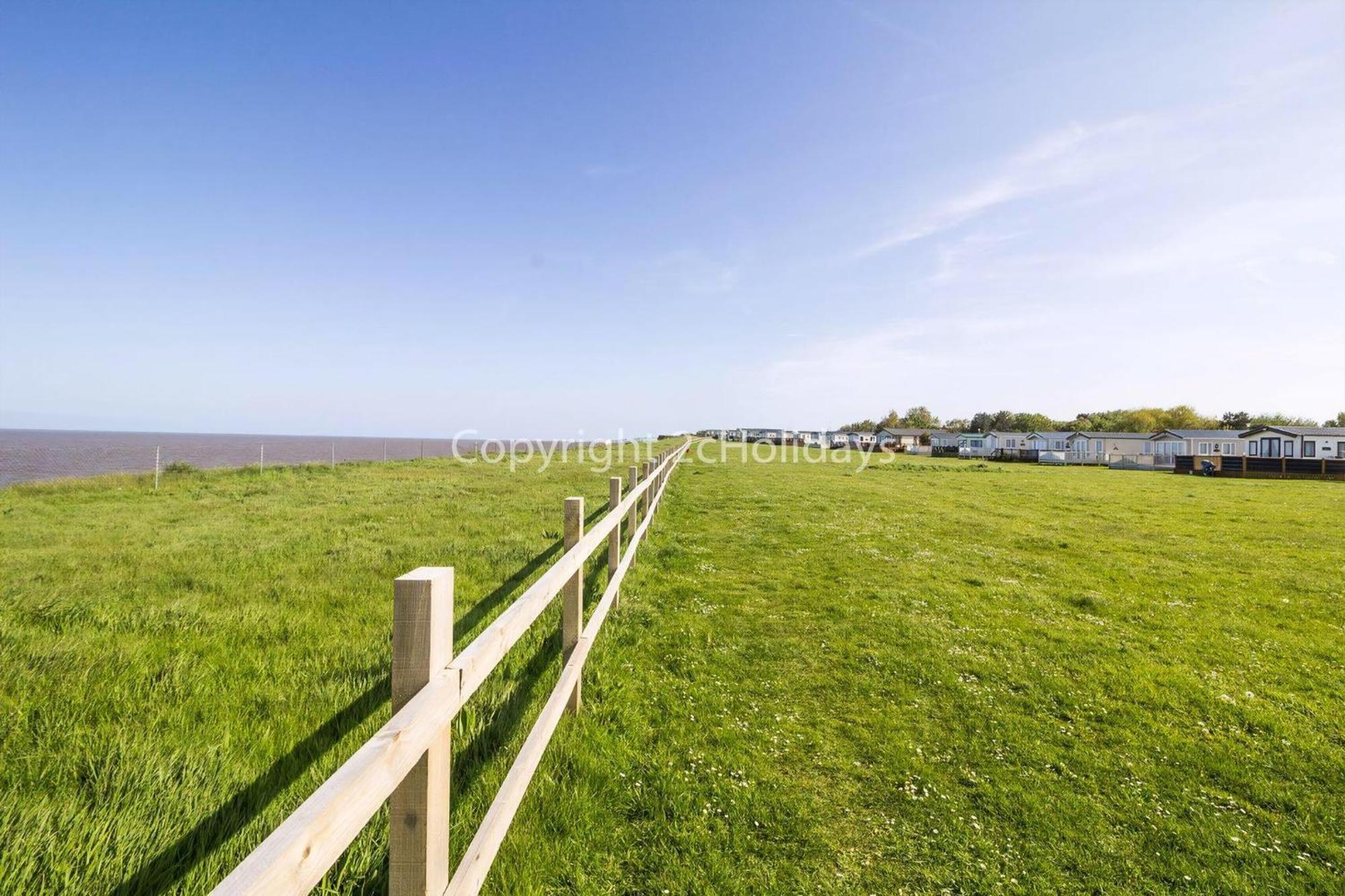 Деревянный коттедж Luxury 6 Berth With Wifi At Broadland Sands In Suffolk Ref 20011cv