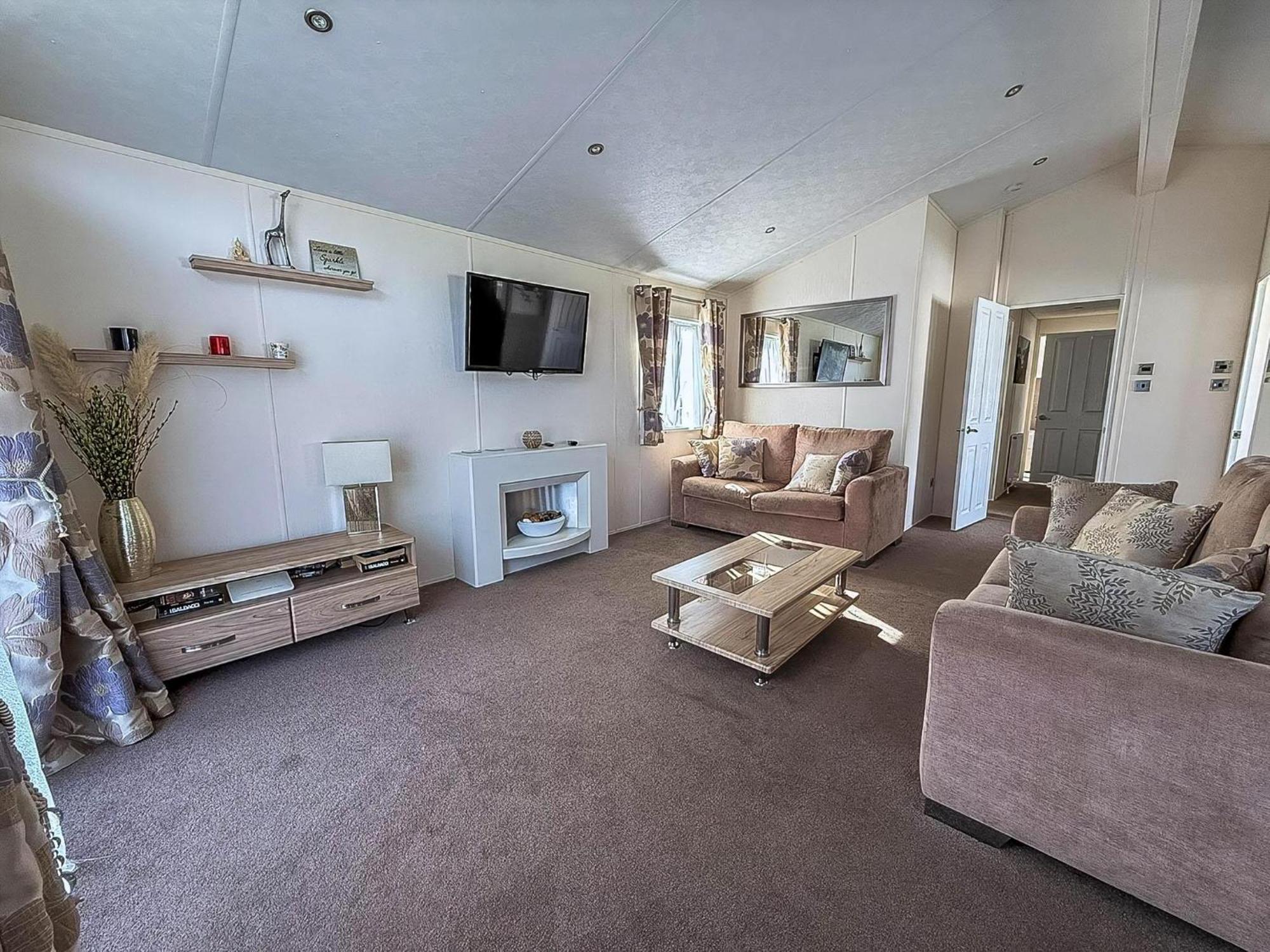 Luxury 6 Berth With Wifi At Broadland Sands In Suffolk Ref 20011cv Деревянный коттедж