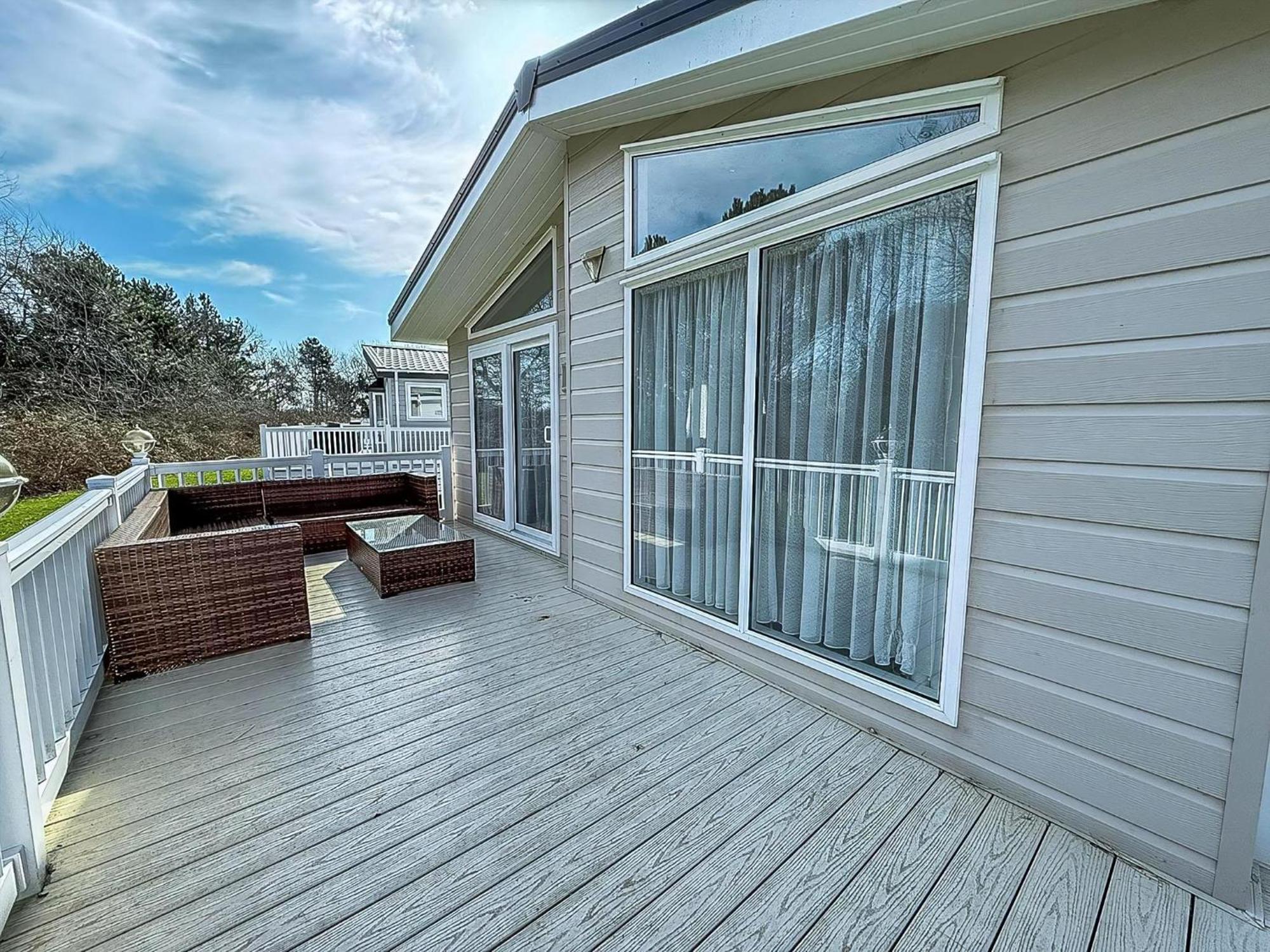 Деревянный коттедж Luxury 6 Berth With Wifi At Broadland Sands In Suffolk Ref 20011cv *