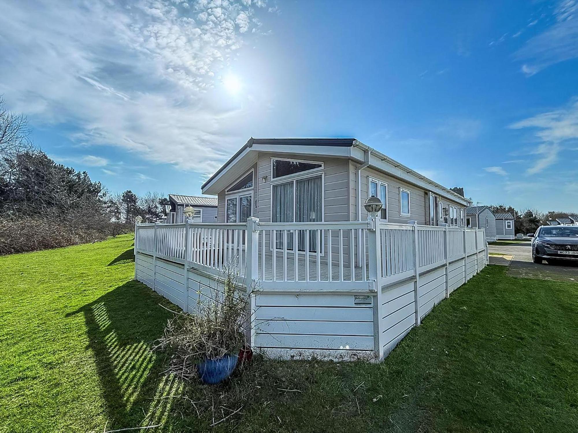 Luxury 6 Berth With Wifi At Broadland Sands In Suffolk Ref 20011cv Деревянный коттедж